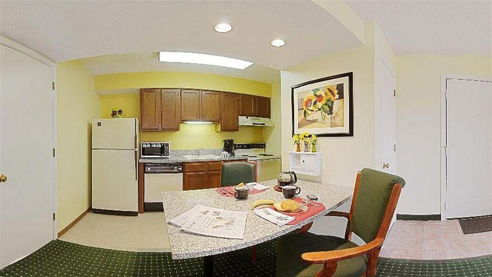 Sonesta Simply Suites Cleveland Airport Мидлберг-Хайтс Экстерьер фото
