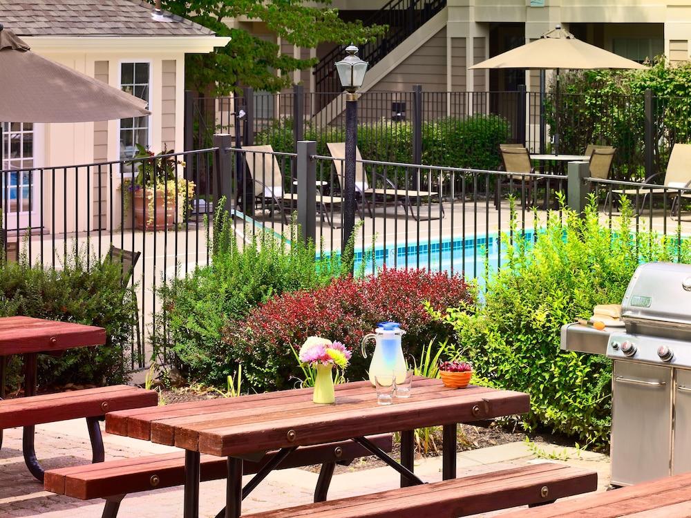 Sonesta Simply Suites Cleveland Airport Мидлберг-Хайтс Экстерьер фото
