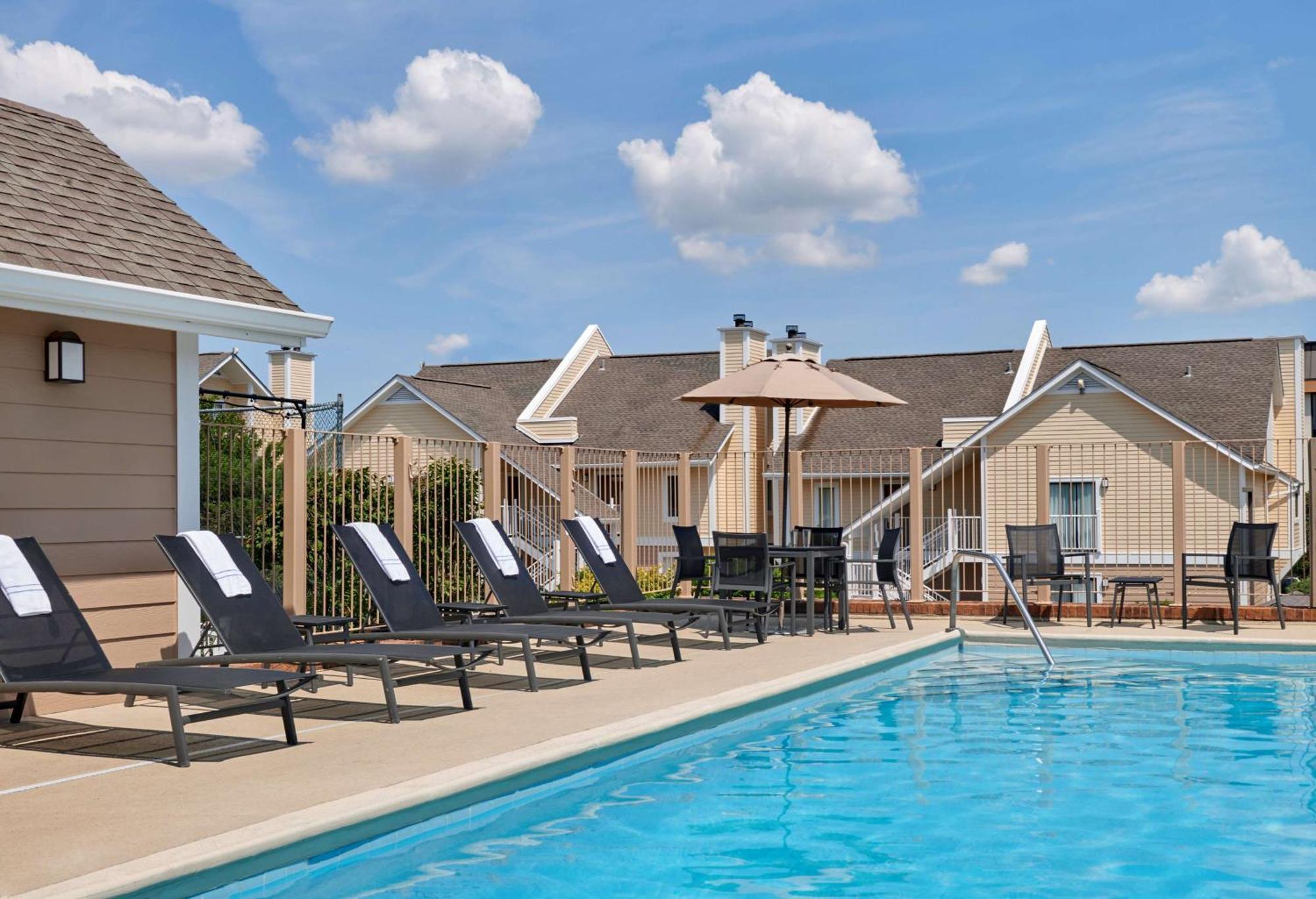 Sonesta Simply Suites Cleveland Airport Мидлберг-Хайтс Экстерьер фото