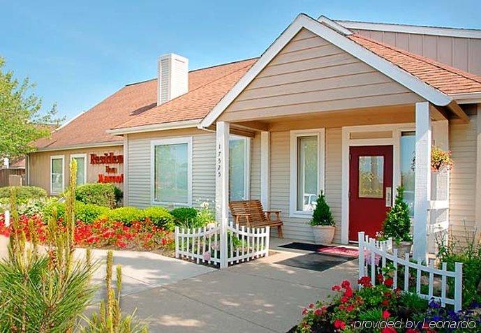 Sonesta Simply Suites Cleveland Airport Мидлберг-Хайтс Экстерьер фото