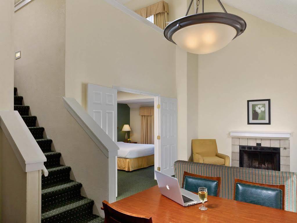 Sonesta Simply Suites Cleveland Airport Мидлберг-Хайтс Экстерьер фото